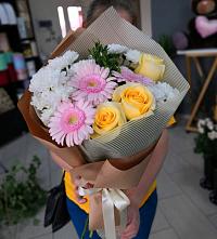 Букет цветов из:  Герберы, Розы и Хризантемы в Данки