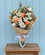 Букет цветов из:  Альстромерии, Лизиантусы, Розы и Хризантемы в Данки