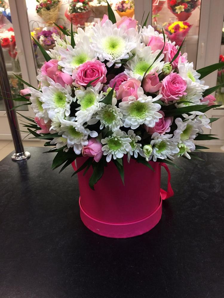 Цветочная композиция из Розы и Хризантемы в шляпной коробке в Данки