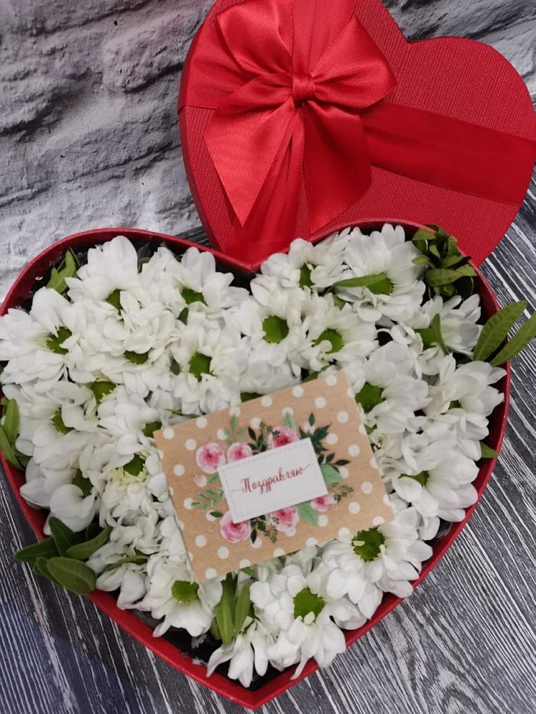 Цветочная композиция из Хризантемы в виде сердца в Данки