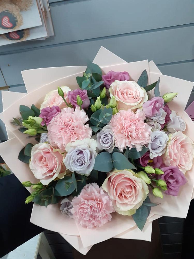 Букет цветов из: Розы, Гвоздики и Лизиантусы в Данки