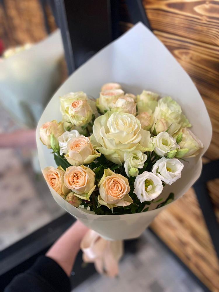 Букет цветов из: Розы и Лизиантусы в Данки